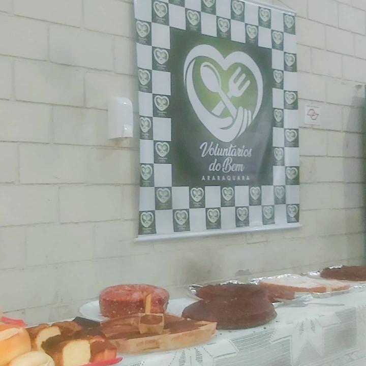 Foto 8 de 14 — Voluntários do Bem fazem café da manhã para coletores de lixo